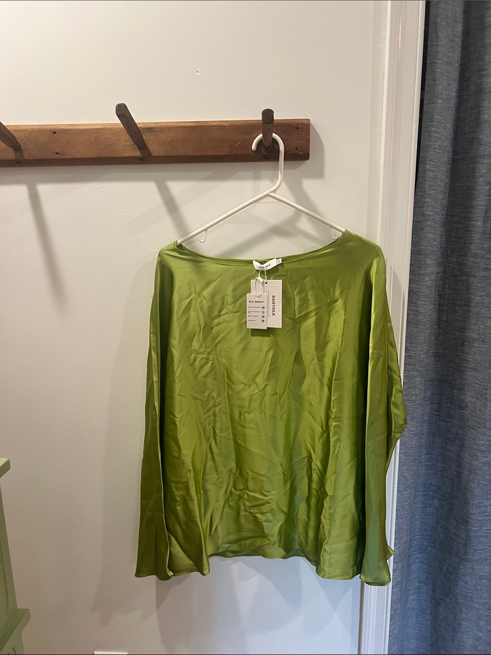 Daisysilk Lightweight Green Satin Women’s Top NWT